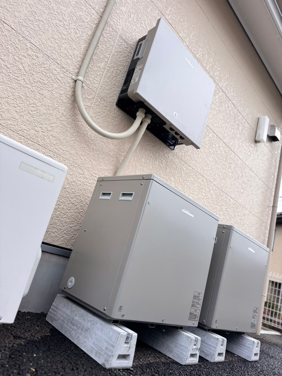 ニチコン製蓄電池2台とパワーコンディショナの設置例