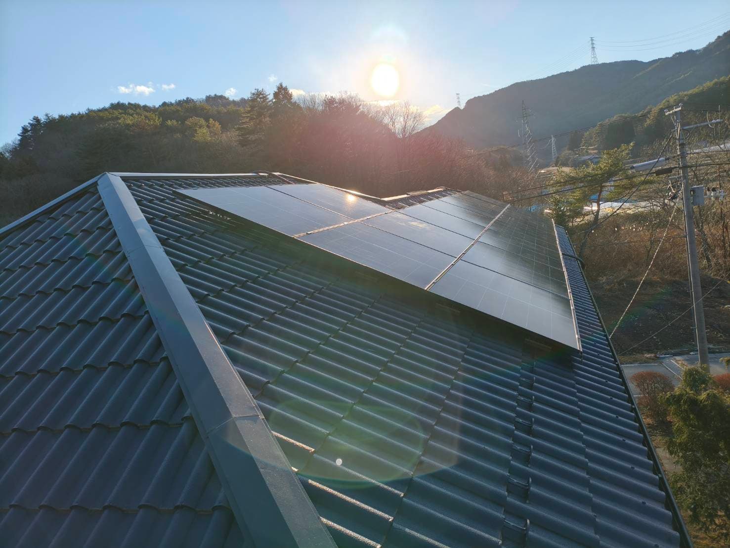 冬の朝、山あいの現場。瓦屋根への太陽光パネル設置